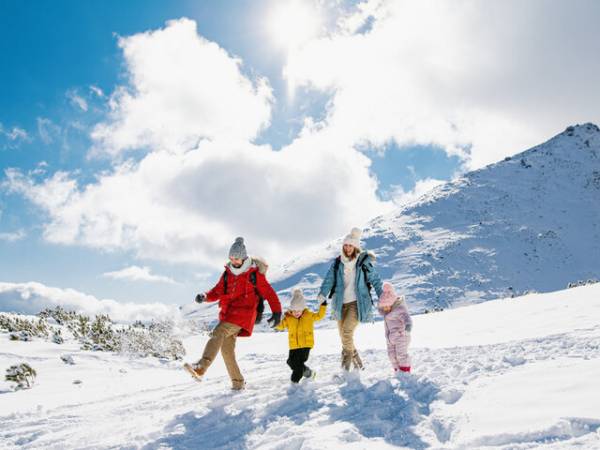 Polacy nadal wyjeżdżają na ferie, ale tną koszty - dane z rezerwacji 2026