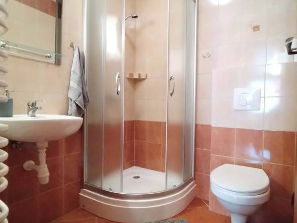 łazienka pokój 4osobowy