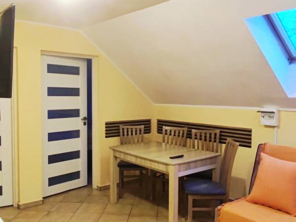 pokój z aneksem kuchennym piętro