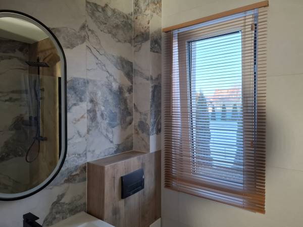 Łazienka w domu murowanym 5-6 osobowym.