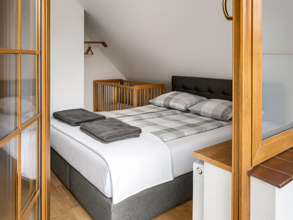 sypialnia mażeństa w domku trzypokojowym 52m2, widok z balkonu