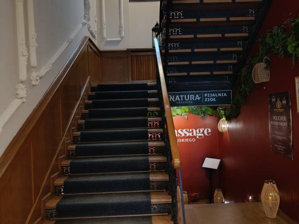 Zabytkowa klatka schodowa prowadząca do recepcji hostelu- I piętro 