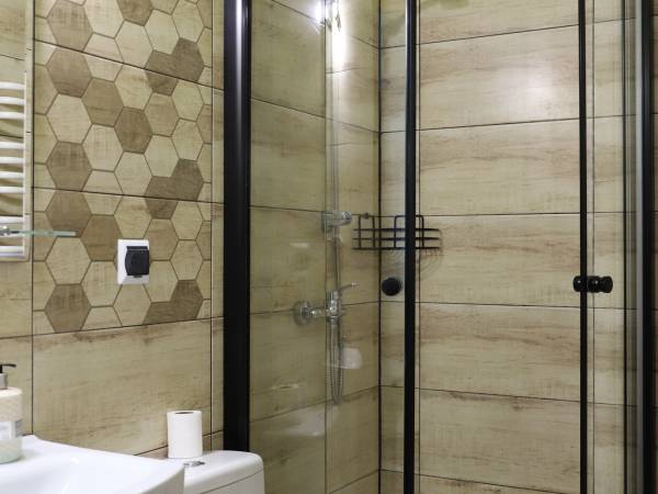 Pok. 3 osobowy z balkonem 2 - łazienka