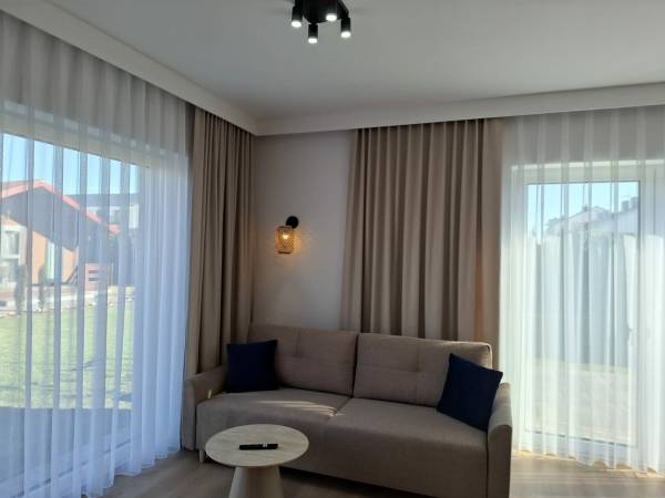 Sofa w salonie dom murowany