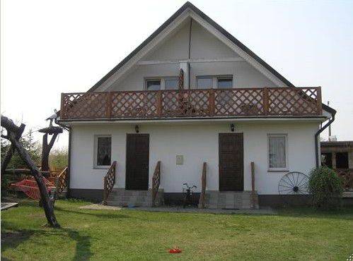 Pokoje w domach i domkach nad jeziorem