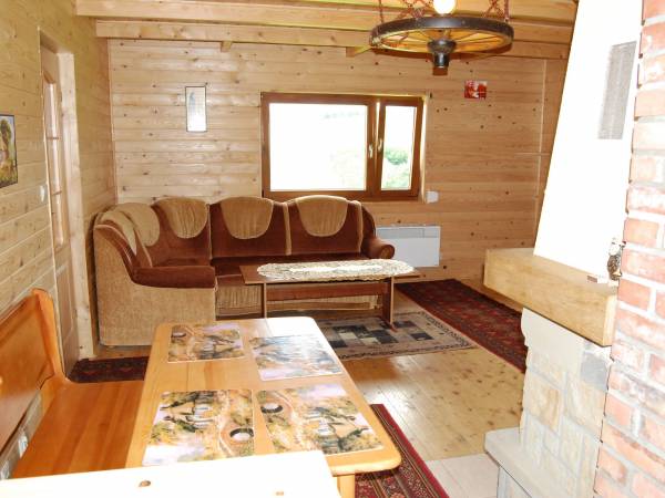 salon w domu drewnianym