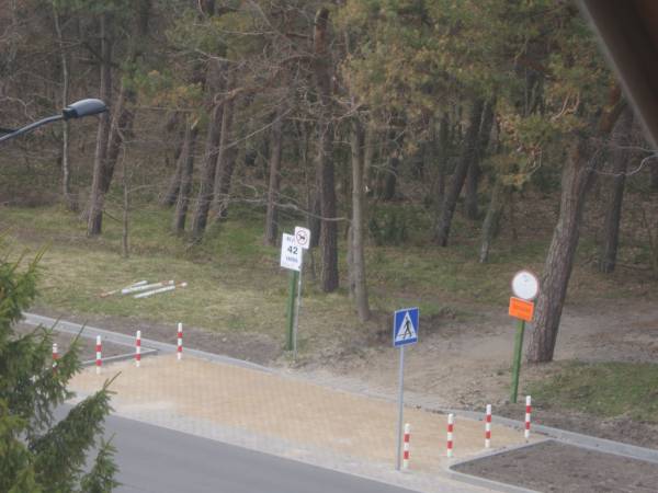 wejście na plażę widok z okna na poddaszu