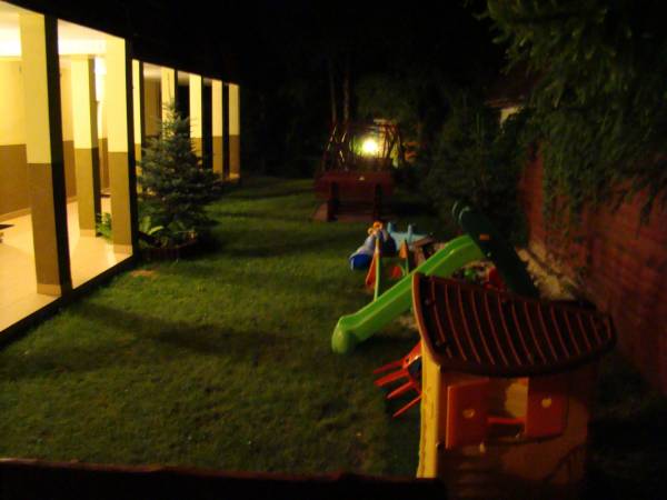 plac zabaw nocą