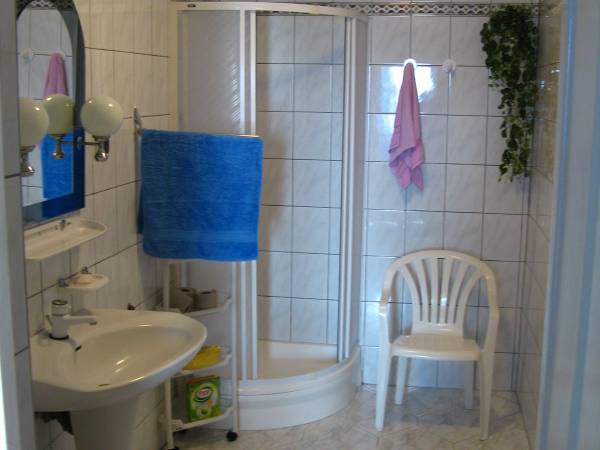 łazienka biały marmurek