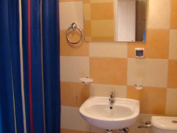 łazienka w pokoju na parterze