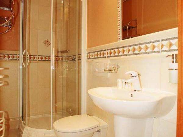 Łazienka Pokój "Malinowy" Eleganckie pokoje w Krynicy Morskiej Willa Amor