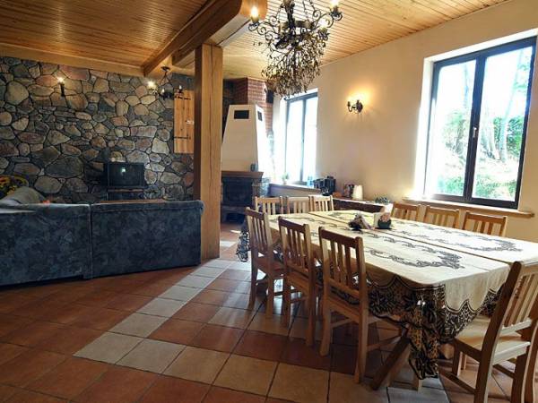 świetlica z kominkiem