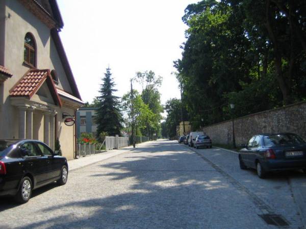 Urokliwa uliczka przy której znajduje się obiekt