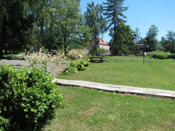 Trawnik przed domem i parking