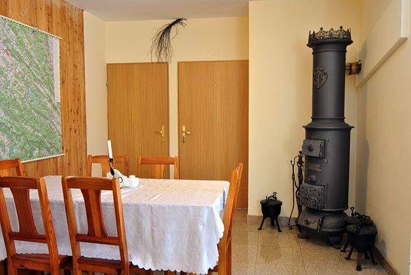 parter budynek główny, kominek typu koza, kociołki na ognisko