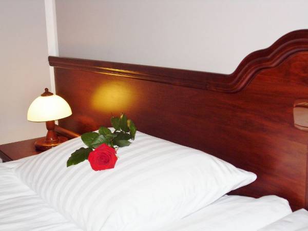 W każdym pokoju wygodne łóżka małżeńskie 