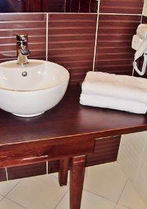 Nowoczesne łazienki z kabiną prysznicową, wc, umywalką, suszarką