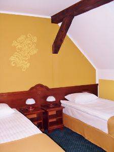 Każdy pokój wy posażony jest w wygodne łózka 