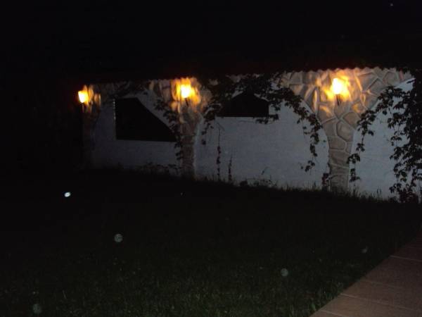 podświetlany murek z wapienia