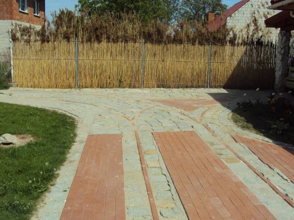 Dziedziniec, ogrodzenie z trzciny