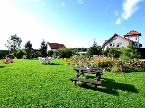 widok na ogród z placem zabaw