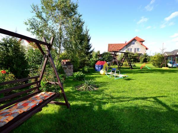 widok na ogród z placem zabaw