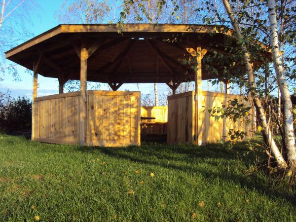 altana grillowa w głębi ogrodu