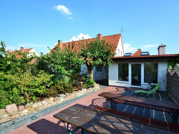 widok z ogrodu na dom