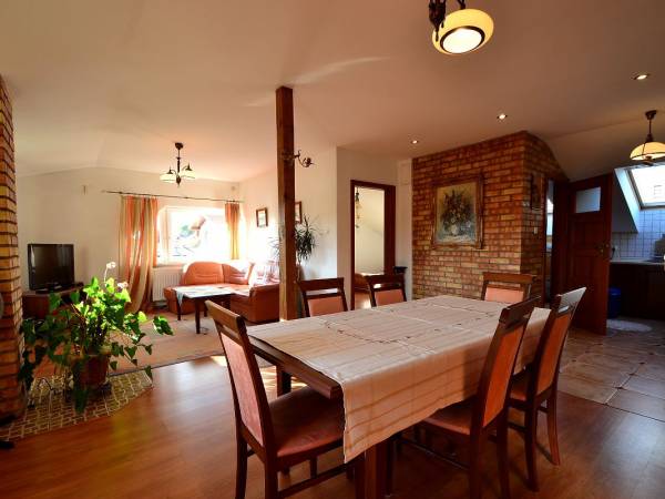 pokój dzienny wraz z aneksem kuch. w apartamencie