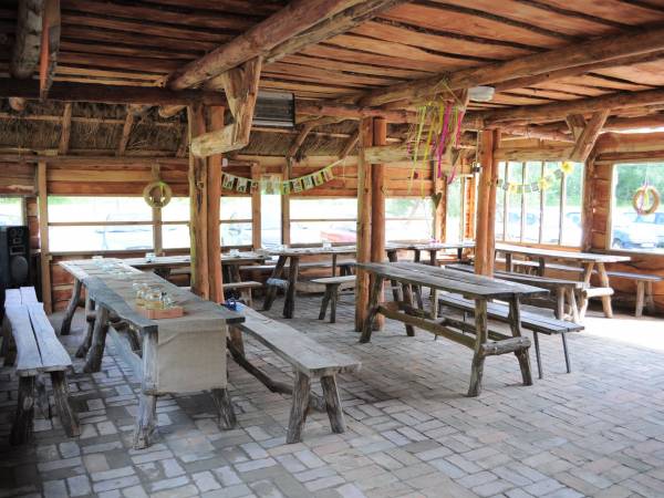 Wnętrze baru na polu biwakowym