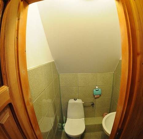 toaleta na piętrze domek