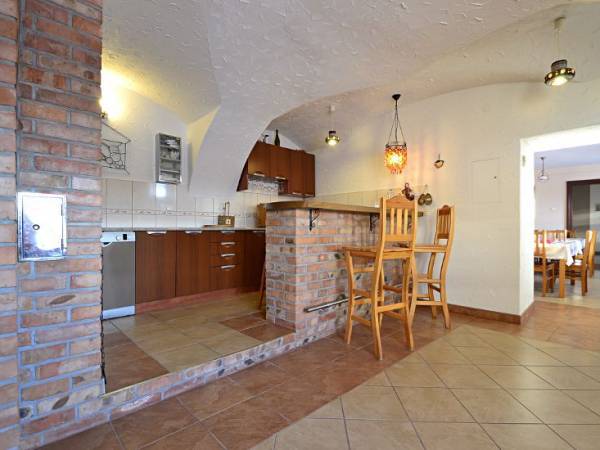 część jadalni z barkiem