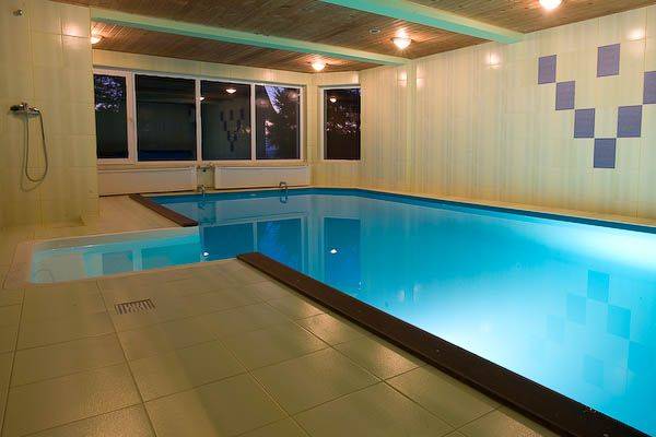 Całoroczny kryty basen