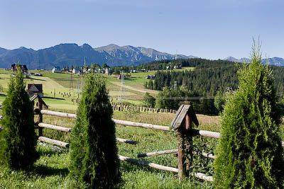 Widok z ogrodu na Tatry