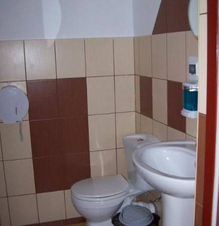 Każdy pokój ma sanitariaty z prysznicem