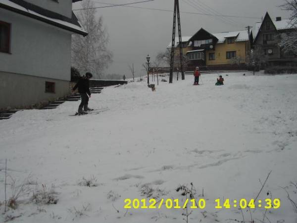 górka dla dzieciaków obok domu