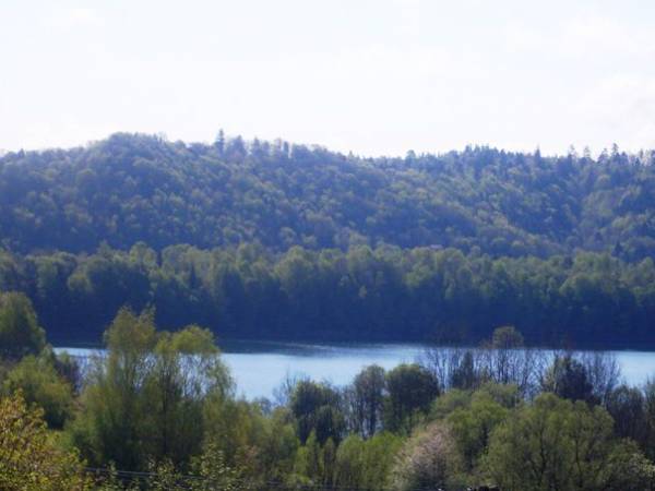 WIDOK Z BALKONU NA JEZIORO