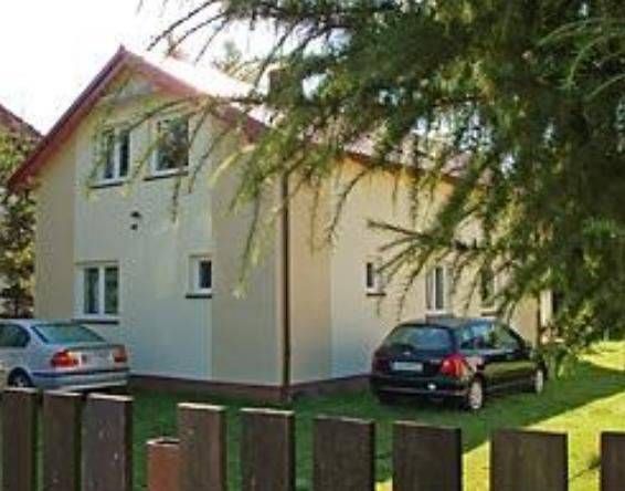 widok domu od strony parkingu