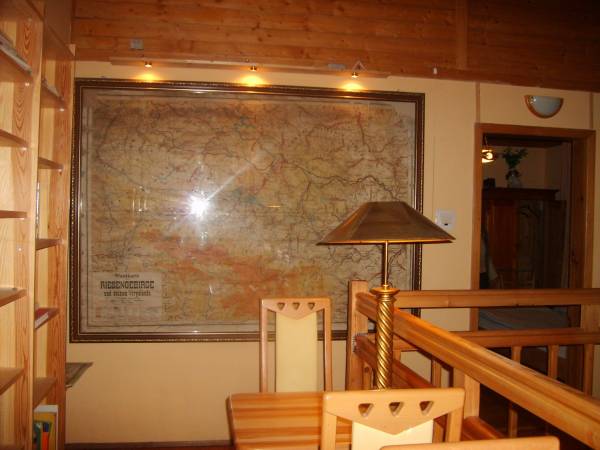 biblioteka na galerii w salonie