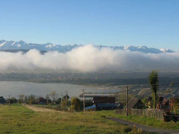 Widok z okna na Tatry i Jezioro Czorsztyńskie