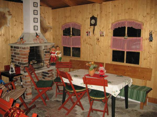 terasa s grilom i kominikom