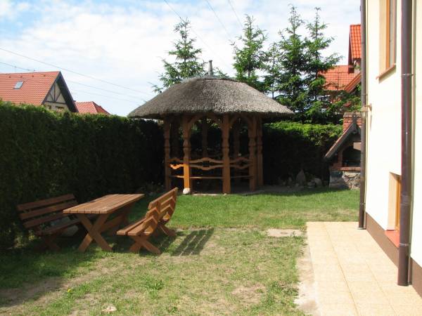 Ławka oraz altanka do dyspozycji gości