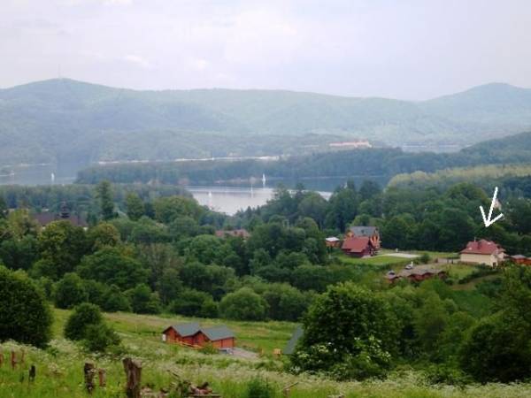 zdjęcie obiektu i jeziora solińskiego