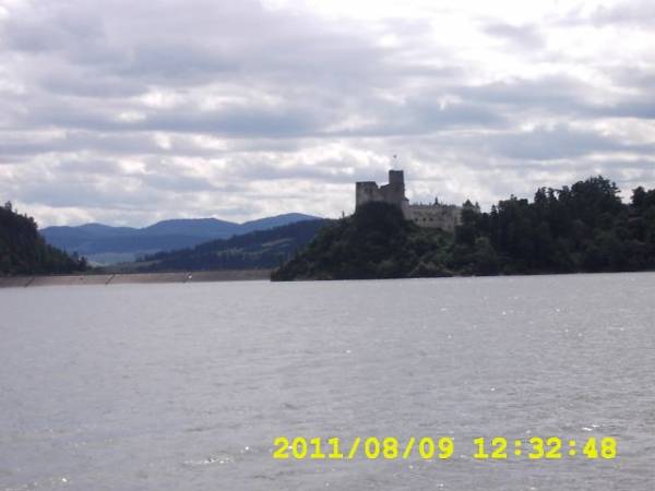 zalew czorsztyński, w tle ruiny zamku