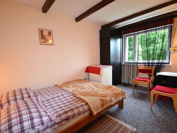 Dom Gościnny AGA w pobliżu jeziora i lasu