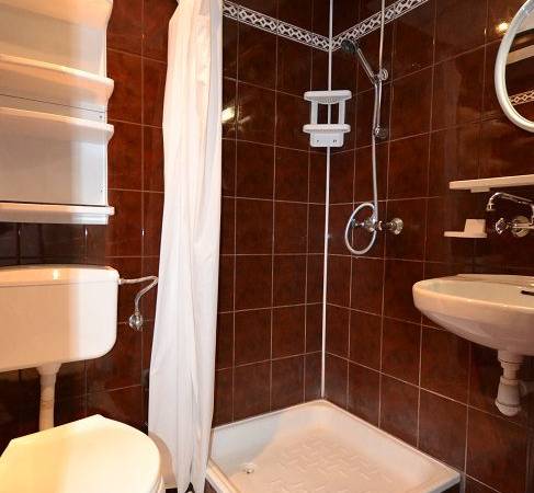 Dom Gościnny AGA w pobliżu jeziora i lasu