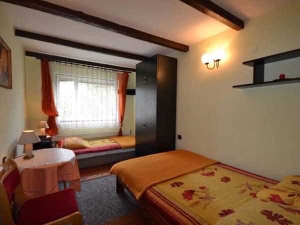 Dom Gościnny AGA w pobliżu jeziora i lasu