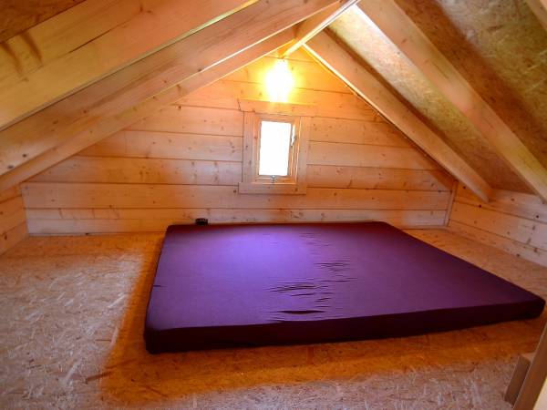 Antresola z materacem dwuosobowym