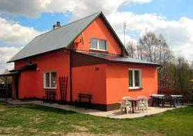 Całoroczny, wolnostojący domek nad jeziorem.