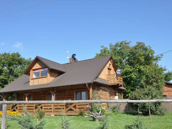 Nasz dom z kominiarzem na dachu